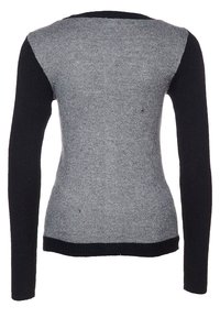 Maglione lavorato a maglia grigio e nero, design aderente, maniche lunghe con dettagli a blocchi di colore, texture liscia con colletto e orlo a costine.