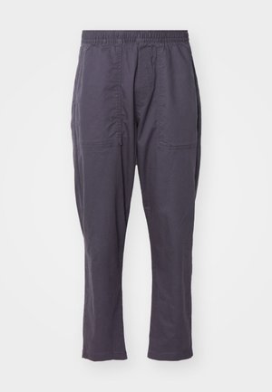 Pantalones ligeros de color gris oscuro con cintura elástica, dos bolsillos frontales, diseño de pierna recta y una textura suave.