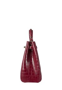 Bordeaux læder håndtaske med et struktureret krokodillemønster, taperende form, top-håndtag og guldfarvede hardware-detaljer.