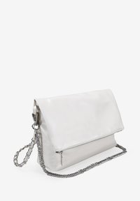 Bolso de mano de piel sintética blanca con cierre de solapa, cadena plateada y un bolsillo con cremallera en la parte delantera. Textura suave y diseño elegante.