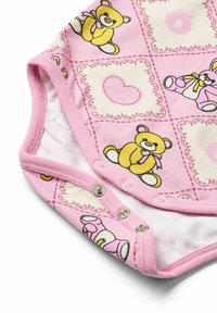 Rosa Overall mit einem Bärenmuster, aus weichem Baumwollmaterial, runder Ausschnitt und Druckknöpfe am Boden für ein einfaches Anziehen.