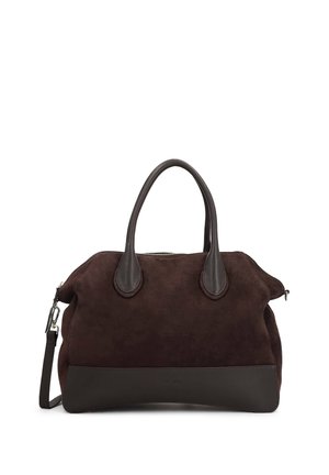 Sac à main en daim marron foncé avec des poignées arrondies, une bandoulière amovible et une fermeture éclair sur le dessus.