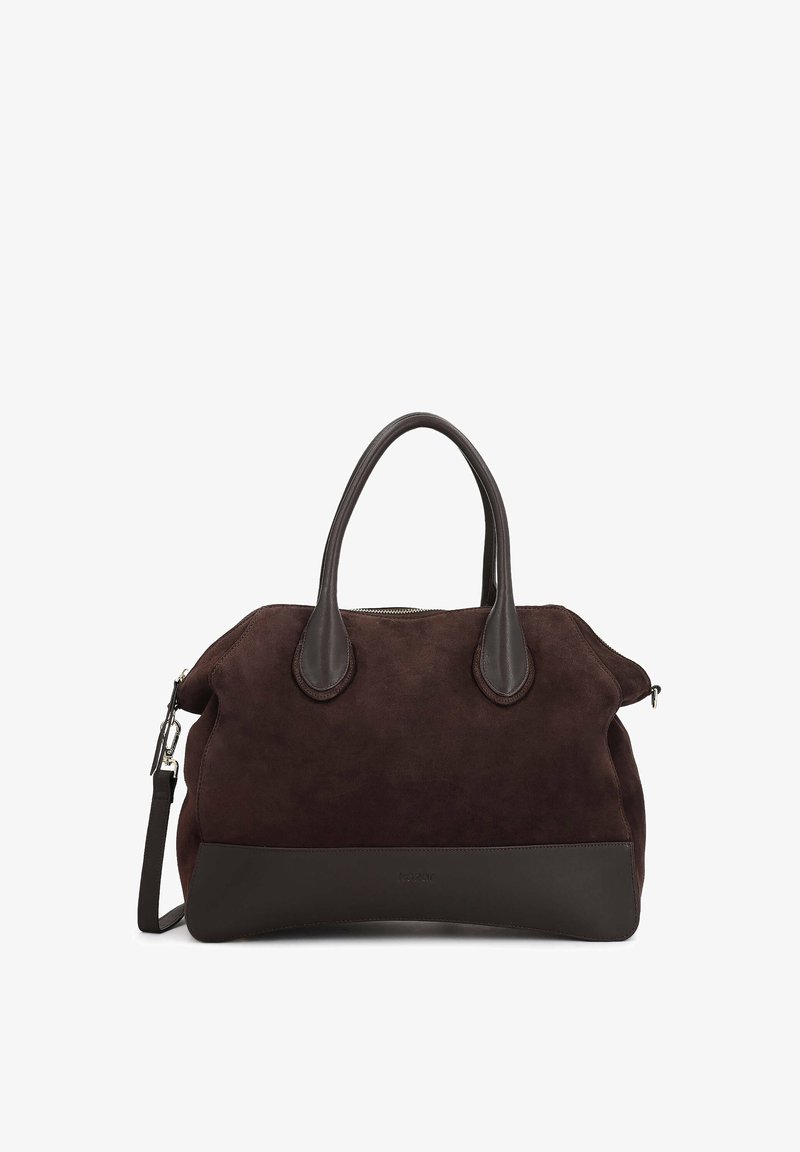 Sac à main en daim marron foncé avec des poignées arrondies, une bandoulière amovible et une fermeture éclair sur le dessus.