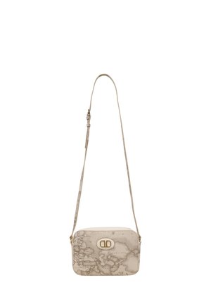 Borsa a tracolla beige con motivo mappa del mondo, texture liscia, hardware dorato e forma rettangolare. Comprende una tracolla regolabile.