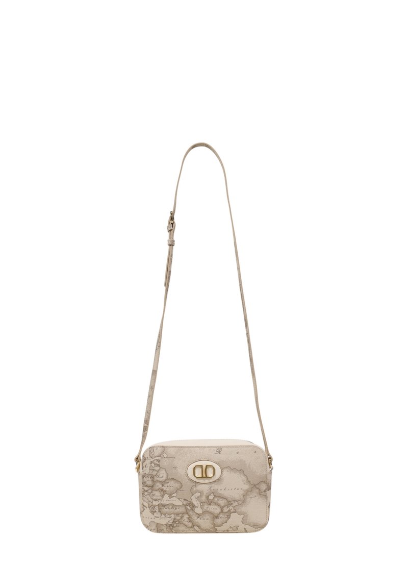 Borsa a tracolla beige con motivo mappa del mondo, texture liscia, hardware dorato e forma rettangolare. Comprende una tracolla regolabile.