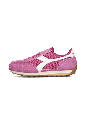 Scarpe da ginnastica rosa con tomaia in mesh e suede, accenti bianchi sui lati, lacci rotondi e suola in gomma testurizzata per migliorare la trazione.
