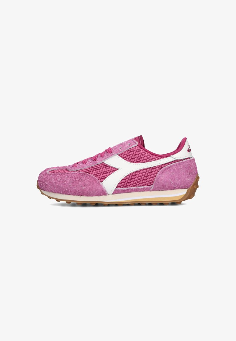 Roze sportschoenen met een bovenwerk van mesh en suede, witte zijaccenten, ronde veters en een gestructureerde rubberen zool voor grip.