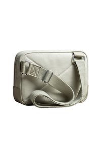 Borsa rettangolare beige realizzata in tessuto resistente, caratterizzata da un design trapuntato, tracolla regolabile e accenti in metallo argentato.