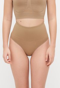 Mutandine a vita alta senza cuciture di colore nude, caratterizzate da una texture liscia e senza cuciture visibili per una vestibilitàresa.