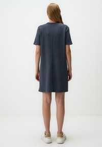 Kurzärmliges, knielanges Kleid in Dunkelgrau, aus weichem Stoff mit einfachem Design und geradem Schnitt. Verfügt über eine verdeckte Naht im Rücken.