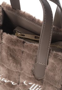 Borsa tote in ecopelliccia marrone con design trapuntato, dotata di manici in pelle e una tasca interna con cerniera dorata.