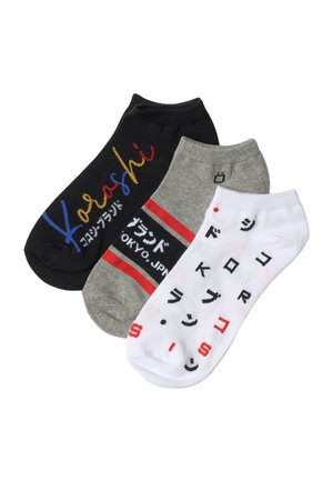 Tres calcetines tobilleros en negro, gris con rayas rojas y blanco con caracteres japoneses en negro y rojo, además de diseños.