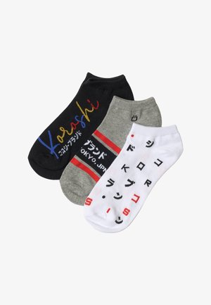 Tres calcetines tobilleros en negro, gris con rayas rojas y blanco con caracteres japoneses en negro y rojo, además de diseños.