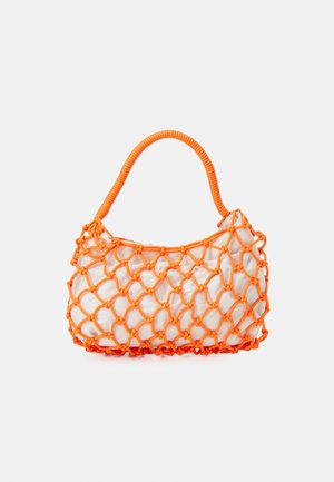 Petite pochette blanche enfermée dans un filet noué orange avec une poignée orange enveloppée sur un fond clair.