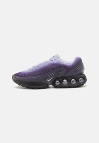 Lilla og svarte Nike sneakers med mesh-overdel, rund tå og unikt polstret såledesign med synlige luftlommer.
