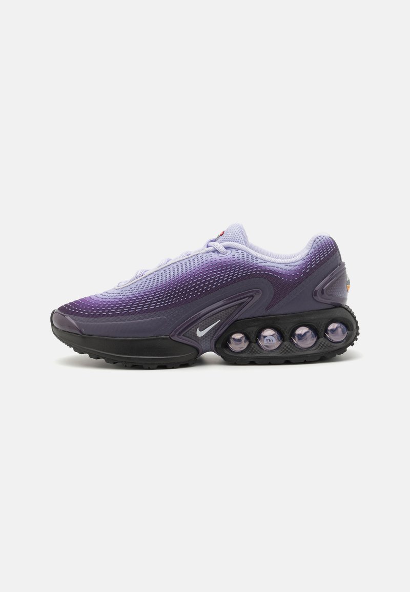 Lilla og svarte Nike sneakers med mesh-overdel, rund tå og unikt polstret såledesign med synlige luftlommer.