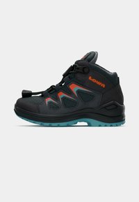 Schwarzer Wanderschuh mit orangen und türkisfarbenen Akzenten, Material aus Mesh und Wildleder, Mid-Calf-Höhe, strukturierte Sohle und schnelles Schnürsystem.
