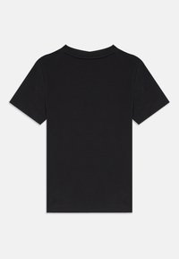 Μαύρο κοντομάνικο μπλουζάκι φτιαγμένο από βαμβάκι. Διαθέτει κλασικό σχέδιο λαιμού crew με μαλακή υφή και ελάχιστες ραφές.