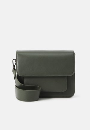 Zielona torebka na ramię z faux skóry z klapą, regulowanym paskiem i minimalistycznym designem. Posiada przednią kieszeń i haftowane krawędzie.