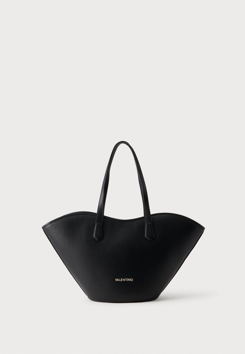 Μεγάλη μαύρη τσάντα Valentino tote με δύο χερούλια και δομημένο, φτερωτό σχήμα, που διαθέτει ένα μικρό χρυσό λογότυπο μπροστά.