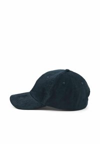 Casquette de baseball en velours côtelé bleu foncé avec une visière courbée, vue de profil sur fond blanc uni.