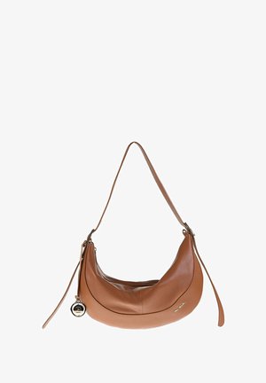 Borsa hobo in pelle color tan con texture liscia e forma curvata. Presenta una lunga tracolla e un piccolo dettaglio a forma di charm rotondo. Accenti in hardware argentato.