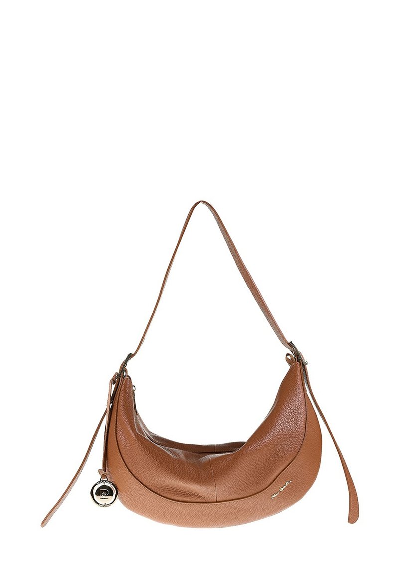 Borsa hobo in pelle color tan con texture liscia e forma curvata. Presenta una lunga tracolla e un piccolo dettaglio a forma di charm rotondo. Accenti in hardware argentato.