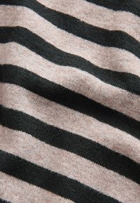 Tissu tricoté doux avec des rayures horizontales noires et marron clair alternées, montrant une texture et une légère courbure.