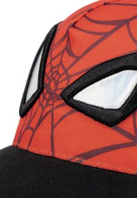 Rote Kappe mit Spider-Man-Design, schwarzen Akzenten, einem Netzmuster und weißen reflektierenden Augendetails. Hergestellt aus Stoff mit einem kontrastierenden schwarzen Schirm.