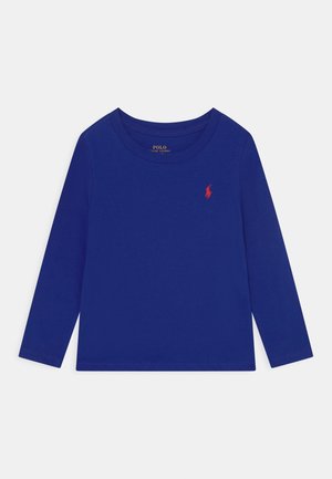 Camiseta azul de manga larga con cuello redondo y logo de Polo Ralph Lauren en rojo bordado en el pecho izquierdo.