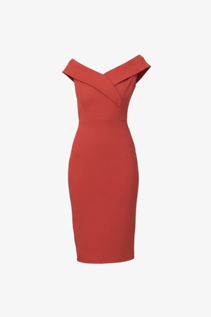 Punane põlveni ulatuv liibuv kleit laiade V-kujuliste paljastavate õlgadega kaelusega ja struktureeritud õmblustega sujuva silueti loomiseks.