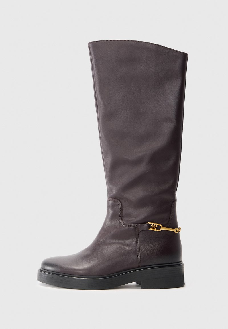 Botte en cuir brun hauteur genou avec une texture lisse, dotée d'un accent en matériel doré et d'une épaisse semelle en caoutchouc noir.