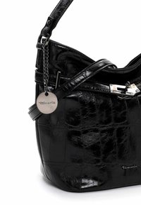 Bolso de mano negro con un acabado brillante y texturizado que asemeja cuero de cocodrilo, con un acento de cadena plateada y una etiqueta de marca circular.