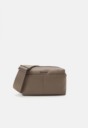 Calvin Klein, ESSENTIAL CAMERA BAG UNISEX - Taška cez plece - cinder