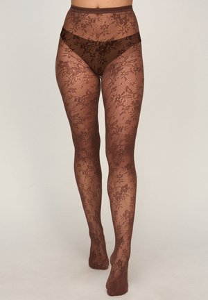 Beine mit braunen, durchsichtigen Strumpfhosen mit floralem Spitzenmuster und passenden hoch taillierten Slip-Unterhosen auf einfarbigem Hintergrund.