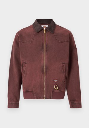 Κόκκινο τζιν μπουφάν με καφέ σουέντ γιακά, κλείσιμο με φερμουάρ, πλαϊνές τσέπες και εμβληματικό πατς. Μανσέτες και τελείωμα με ριμπ ύφανση.