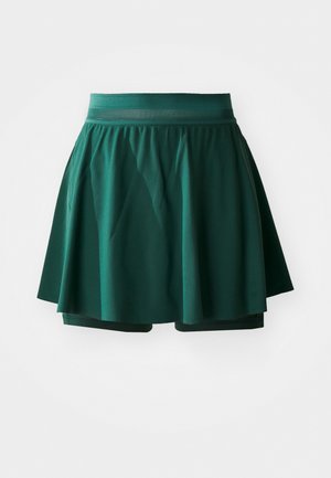 Falda corta deportiva verde hecha de material elástico, con un diseño de falda plisada que incluye pantalones cortos adjuntos por debajo y una cinturilla suave.