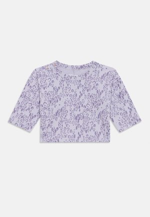 Top scurt cu maneci, în nuanță de liliac, cu un model de imprimeu leopard cu pete, decolteu rotund și detalii cu închidere prin capse pe umăr. Textură de țesătură moale.