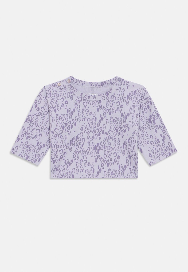 Λιλά κοντομάνικη μπλούζα με σχέδιο από λεοπάρ πιτσάκια, στρογγυλή λαιμόκοψη και κουμπώματα στον ώμο. Μαλακή υφή υφάσματος.