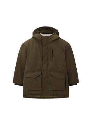 Veste d'hiver matelassée vert olive foncé avec capuche, deux grandes poches devant à rabat et une poche verticale sur la poitrine, affichée sur fond blanc.