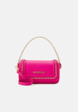 Jasnoróżowa torebka Love Moschino z paskiem na łańcuszku w kolorze złotym i złotymi detalami łańcuszka wzdłuż krawędzi klapy, o zorganizowanym, prostokątnym kształcie.