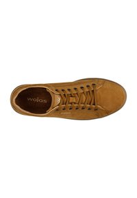 Sneaker in pelle marrone con texture perforata, occhielli neri e design con lacci. Nome del marchio "wojas" stampato sulla soletta. Profilo basso.
