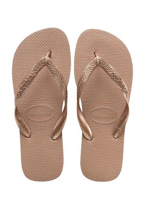 Sandales en caoutchouc marron avec semelle texturée et brides en métal tressé. La semelle est plate et présente un logo ovale au centre.