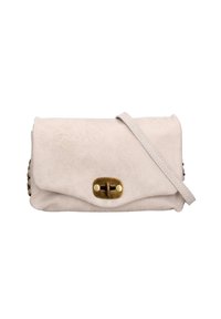 Borsa a pochette in suede beige chiaro con chiusura a pattina, hardware dorato e un accento a catena sul lato. Texture liscia, forma rettangolare compatta.