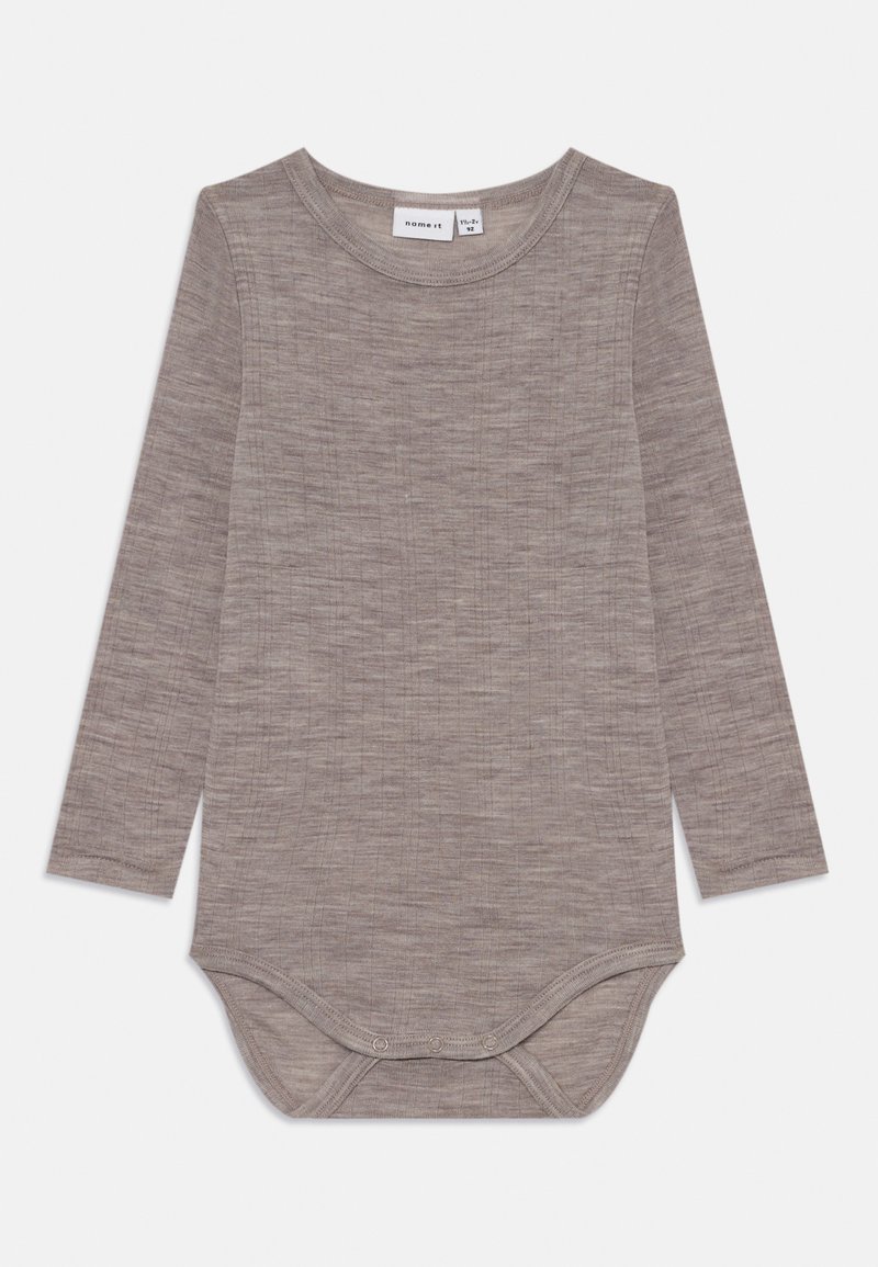 Μακρυμάνικο κορμάκι σε ανοιχτό γκρι, υφασμένο υλικό με στρογγυλή λαιμόκοψη και κουμπώματα στο κάτω μέρος για εύκολη φορεσιά.