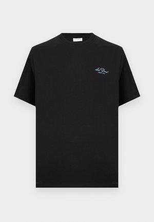 T-shirt nera in cotone con maniche corte, con un piccolo logo ricamato in blu sul lato sinistro del petto e scollo rotondo.