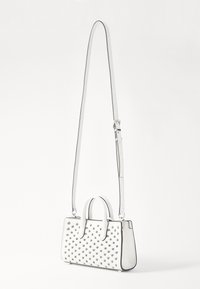 Borsa a mano in pelle bianca con texture chiodata, manici doppi e tracolla regolabile. Presenta una forma rettangolare e accenti a contrasto.