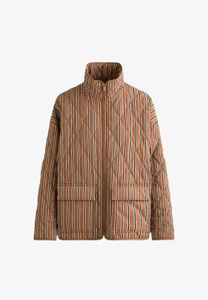 Brązowa pikowana kurtka z czarno-białymi pionowymi paskami, zamkiem błyskawicznym z przodu, wysokim kołnierzem i dwoma kieszeniami z patkami.