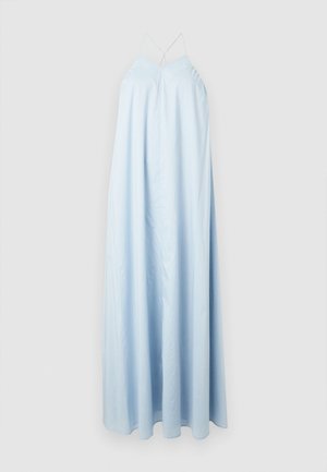 Rochie lungă bleu deschis cu bretele subțiri incrucișate pe umeri și material fluid pe fundal simplu.