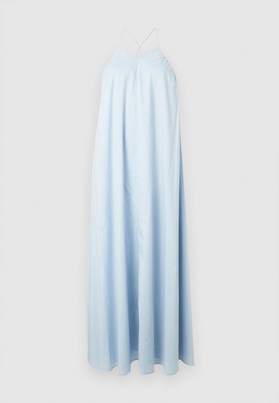 Φόρεμα μακρύ σε ανοιχτό γαλάζιο με λεπτές, σταυρωτές τιράντες στους ώμους και ρέον ύφασμα σε απλό φόντο.